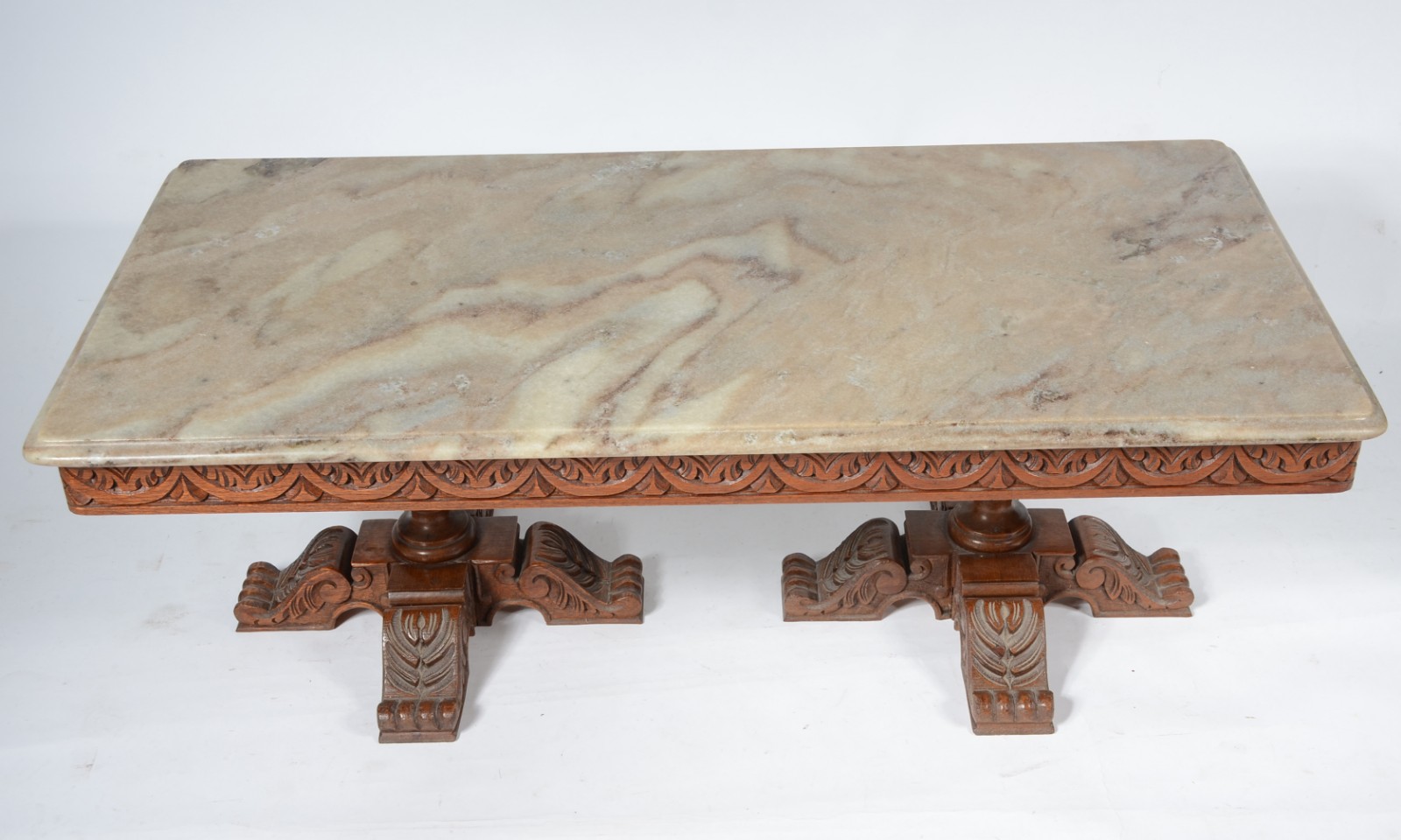 Mesa de centro de cerejeira com detalhes entalhados e tampo de... - foto 2 de 5