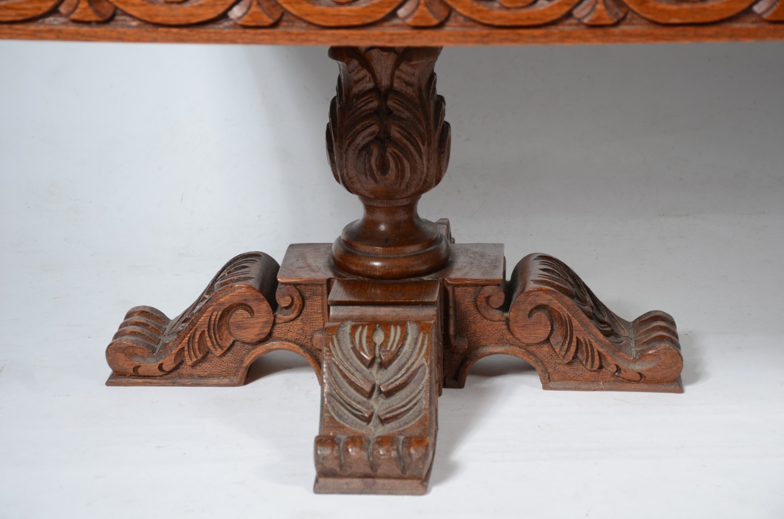 Mesa de centro de cerejeira com detalhes entalhados e tampo de... - foto 3 de 5