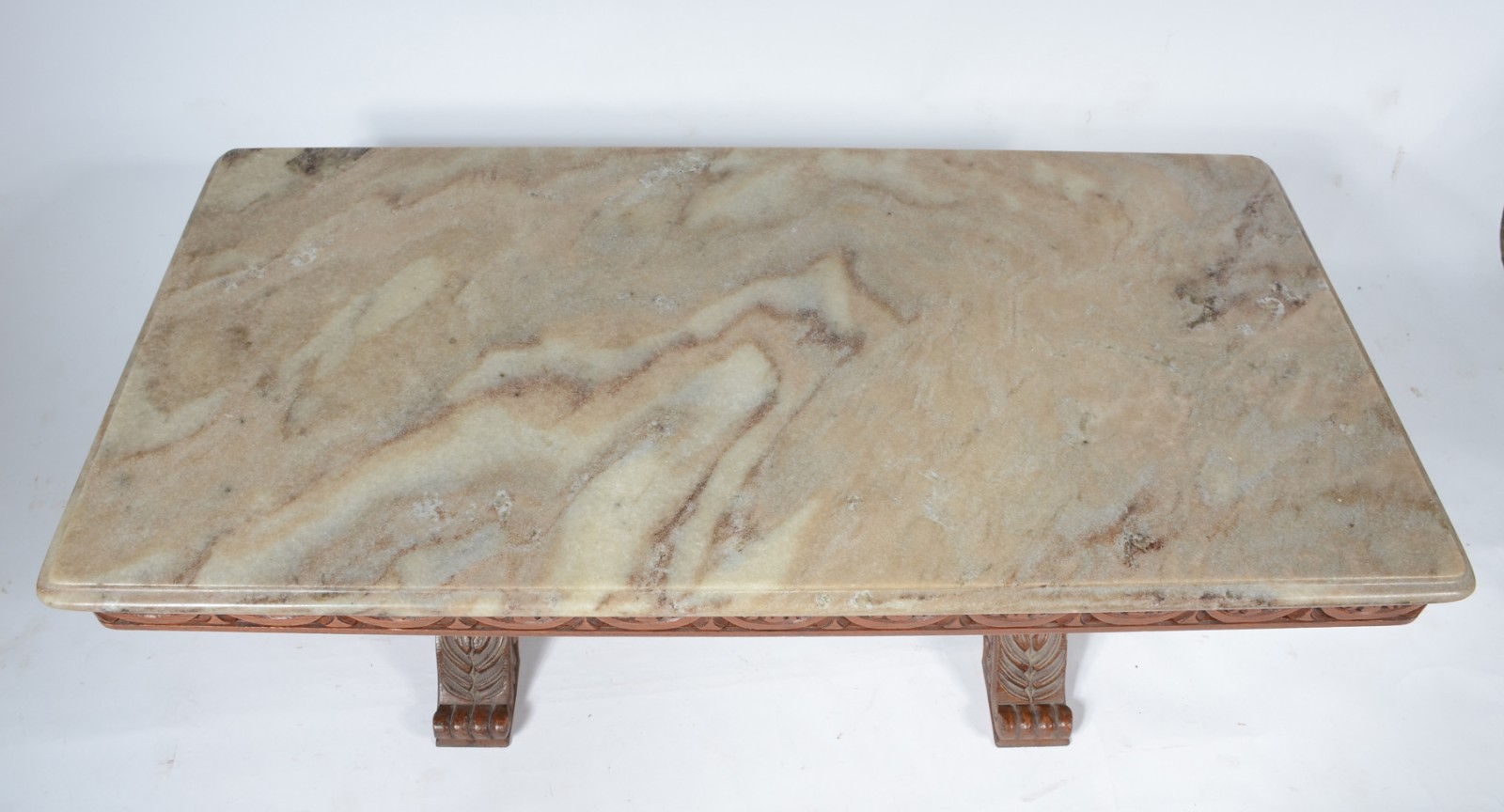 Mesa de centro de cerejeira com detalhes entalhados e tampo de... - foto 5 de 5