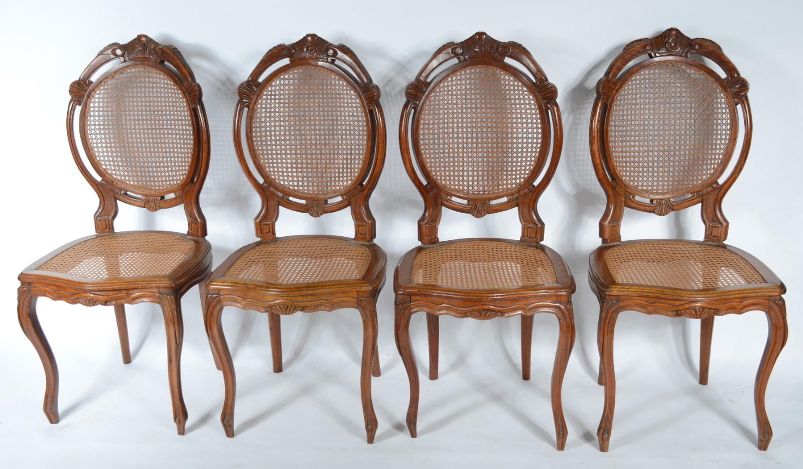 Conjunto com 4 cadeiras de madeira nobre "medalhão duplo", encosto e... - foto 1 de 7