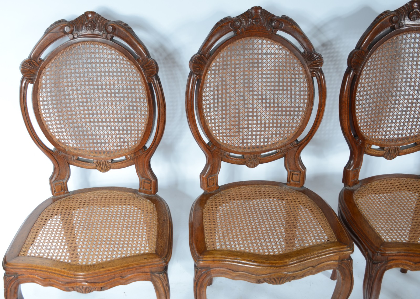 Conjunto com 4 cadeiras de madeira nobre "medalhão duplo", encosto e... - foto 3 de 7
