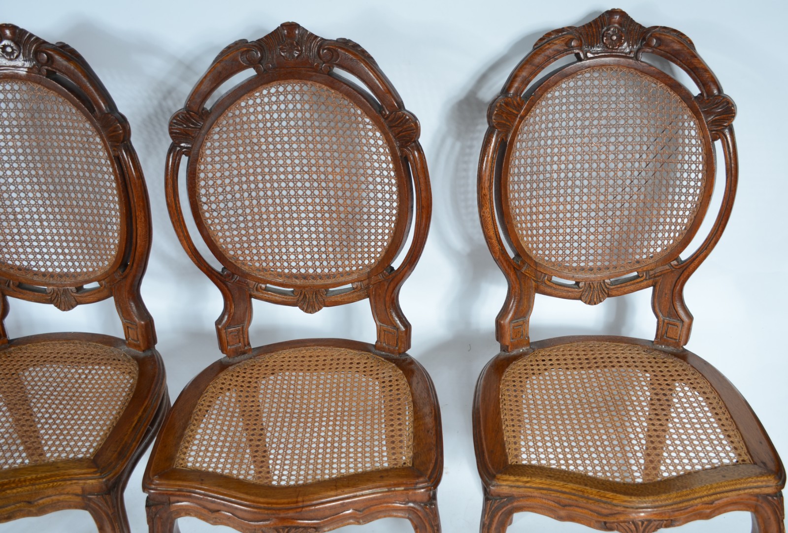 Conjunto com 4 cadeiras de madeira nobre "medalhão duplo", encosto e... - foto 4 de 7