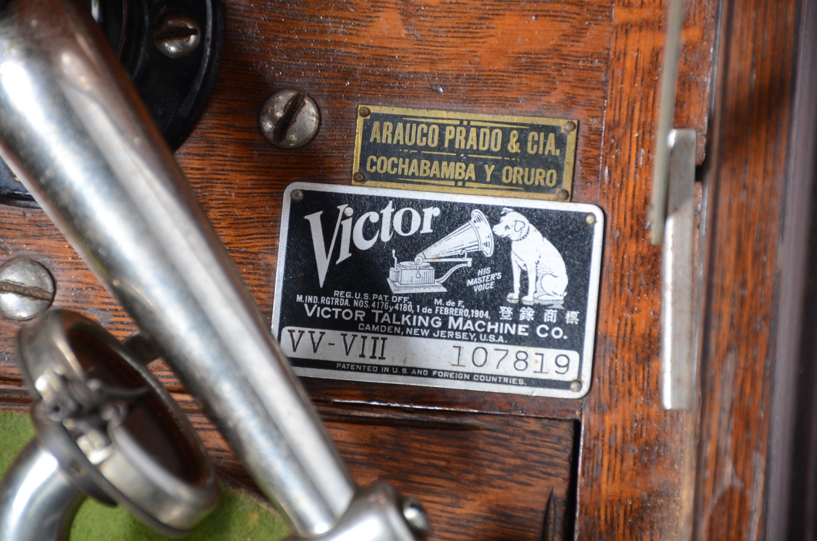 Vitrola americana com caixa de madeira. Desgastes e oxidações. - foto 8 de 8