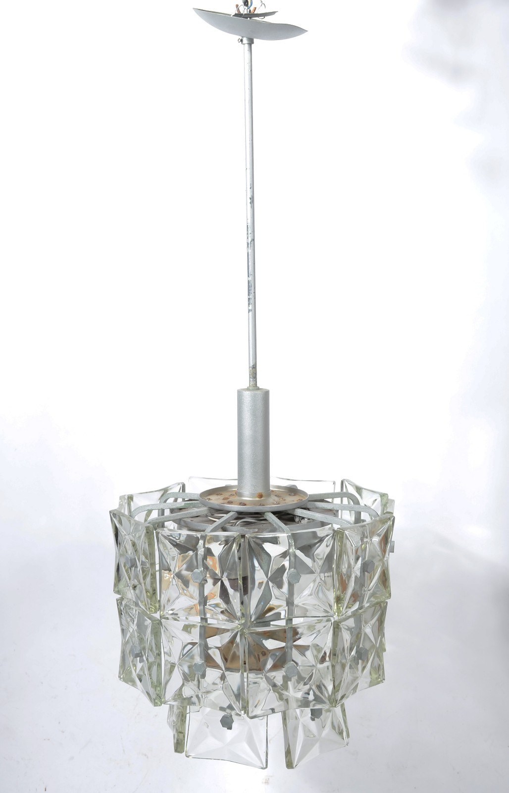 Lustre de metal com cúpula de vidro trabalhada. Mínimos bicados. Anos... - foto 1 de 10