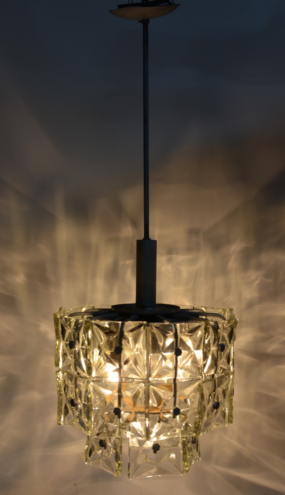 Lustre de metal com cúpula de vidro trabalhada. Mínimos bicados. Anos... - foto 2 de 10