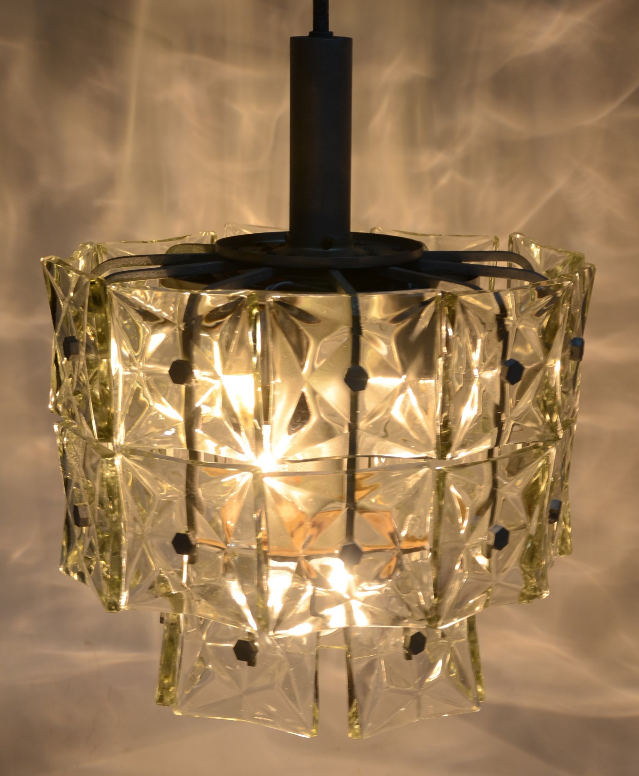 Lustre de metal com cúpula de vidro trabalhada. Mínimos bicados. Anos... - foto 4 de 10