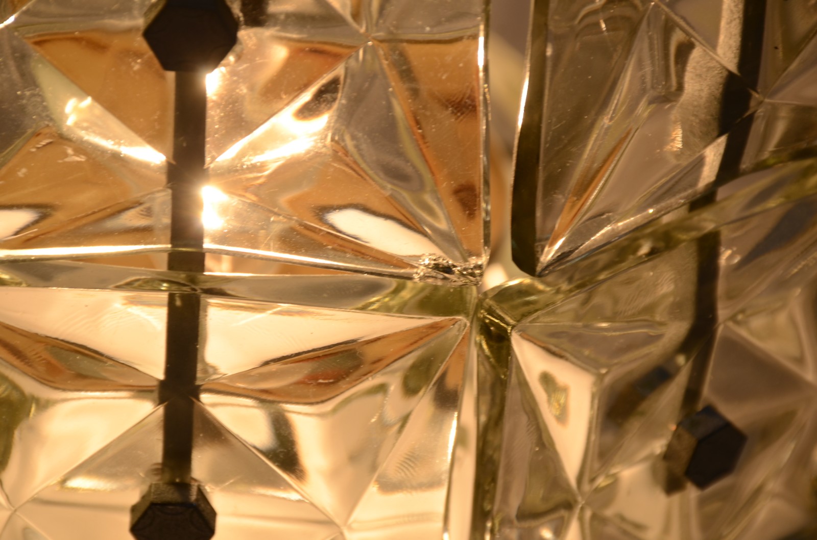 Lustre de metal com cúpula de vidro trabalhada. Mínimos bicados. Anos... - foto 7 de 10