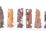 Conjunto com 6 figuras orientais diversas, send... - Conjunto com 6 figuras orientais diversas, sendo 5 em madeira entalhada e uma em pedra dura.
