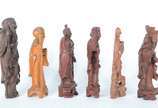 Conjunto com 6 figuras orientais diversas, send... - Conjunto com 6 figuras orientais diversas, sendo 5 em madeira entalhada e uma em pedra dura.