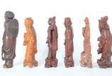 Conjunto com 6 figuras orientais diversas, send... - Conjunto com 6 figuras orientais diversas, sendo 5 em madeira entalhada e uma em pedra dura.