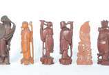 Conjunto com 6 figuras orientais diversas, send... - Conjunto com 6 figuras orientais diversas, sendo 5 em madeira entalhada e uma em pedra dura.