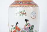 Vaso de porcelana chinesa decorado com figuras ... - Vaso de porcelana chinesa decorado com figuras de gueixas em policromia.