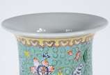 Vaso de porcelana chinesa decorado com figuras ... - Vaso de porcelana chinesa decorado com figuras de gueixas em policromia.