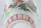 Vaso de porcelana chinesa decorado com figuras ... - Vaso de porcelana chinesa decorado com figuras de gueixas em policromia.