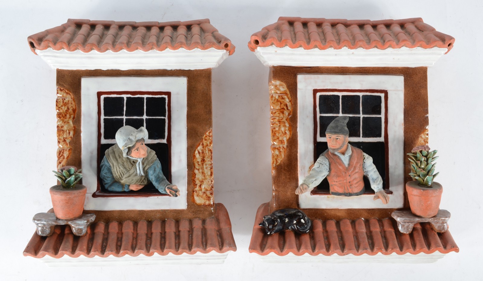 Par de esculturas de "velhos" na janela de cerâmica portuguesa... - foto 1 de 8