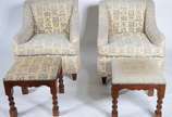 Par de poltronas com banquetas, estofadas e for... - Par de poltronas com banquetas, estofadas e forradas em tecido bege, pernas das banquetas torneadas. Desgastes na forração.