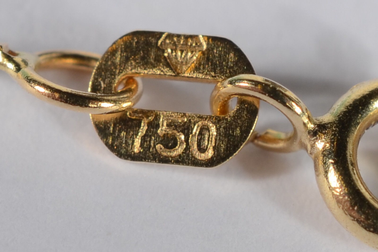 Colar com pendente Nossa Senhora Aparecida de ouro 18 k., contraste... - foto 4 de 5
