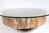 Mesa de centro com base na forma de "tronco" de... - Mesa de centro com base na forma de "tronco" de madeira, tampo de vidro.