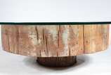 Mesa de centro com base na forma de "tronco" de... - Mesa de centro com base na forma de "tronco" de madeira, tampo de vidro.