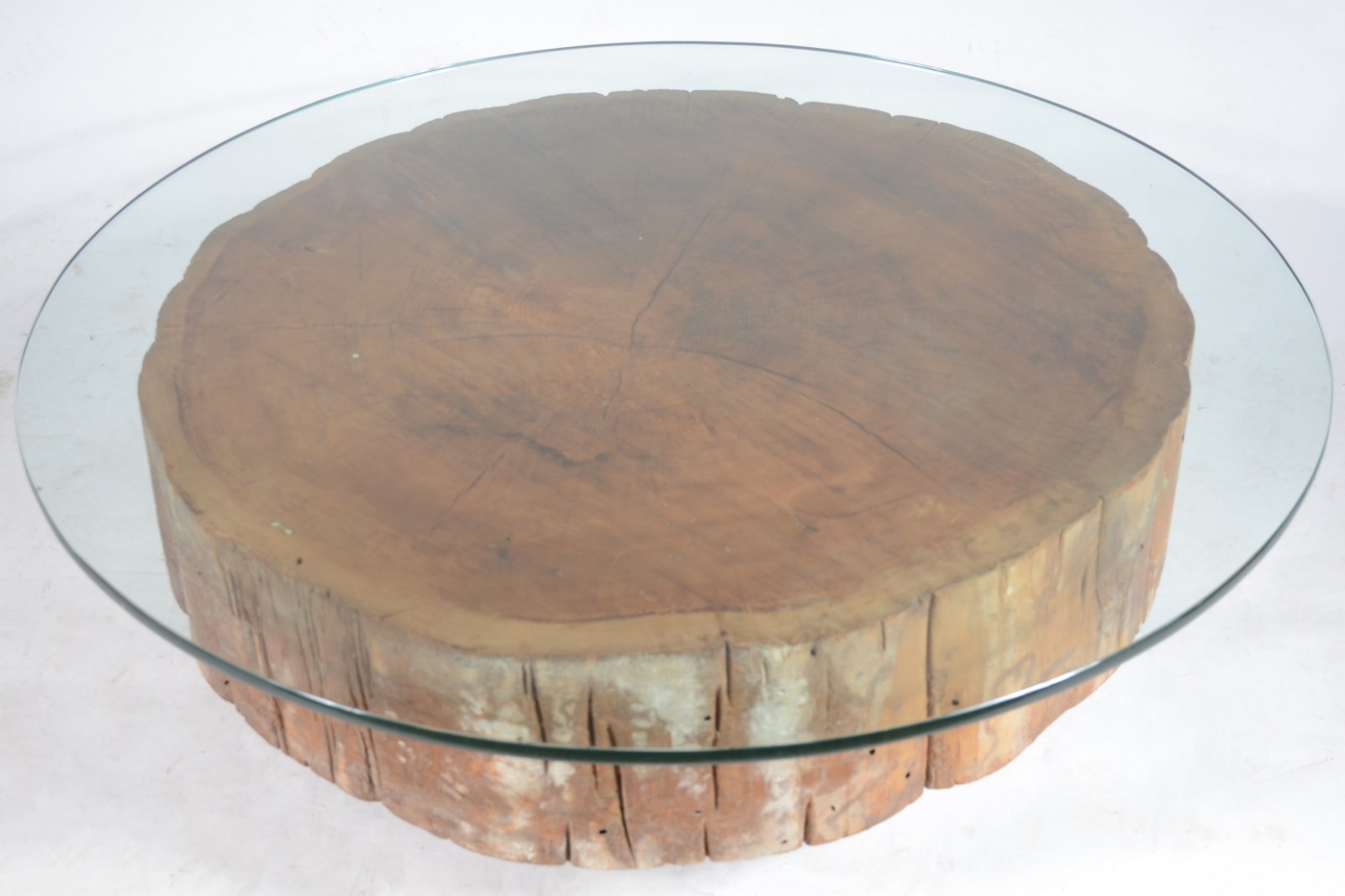 Mesa de centro com base na forma de "tronco" de madeira, tampo de... - foto 1 de 8