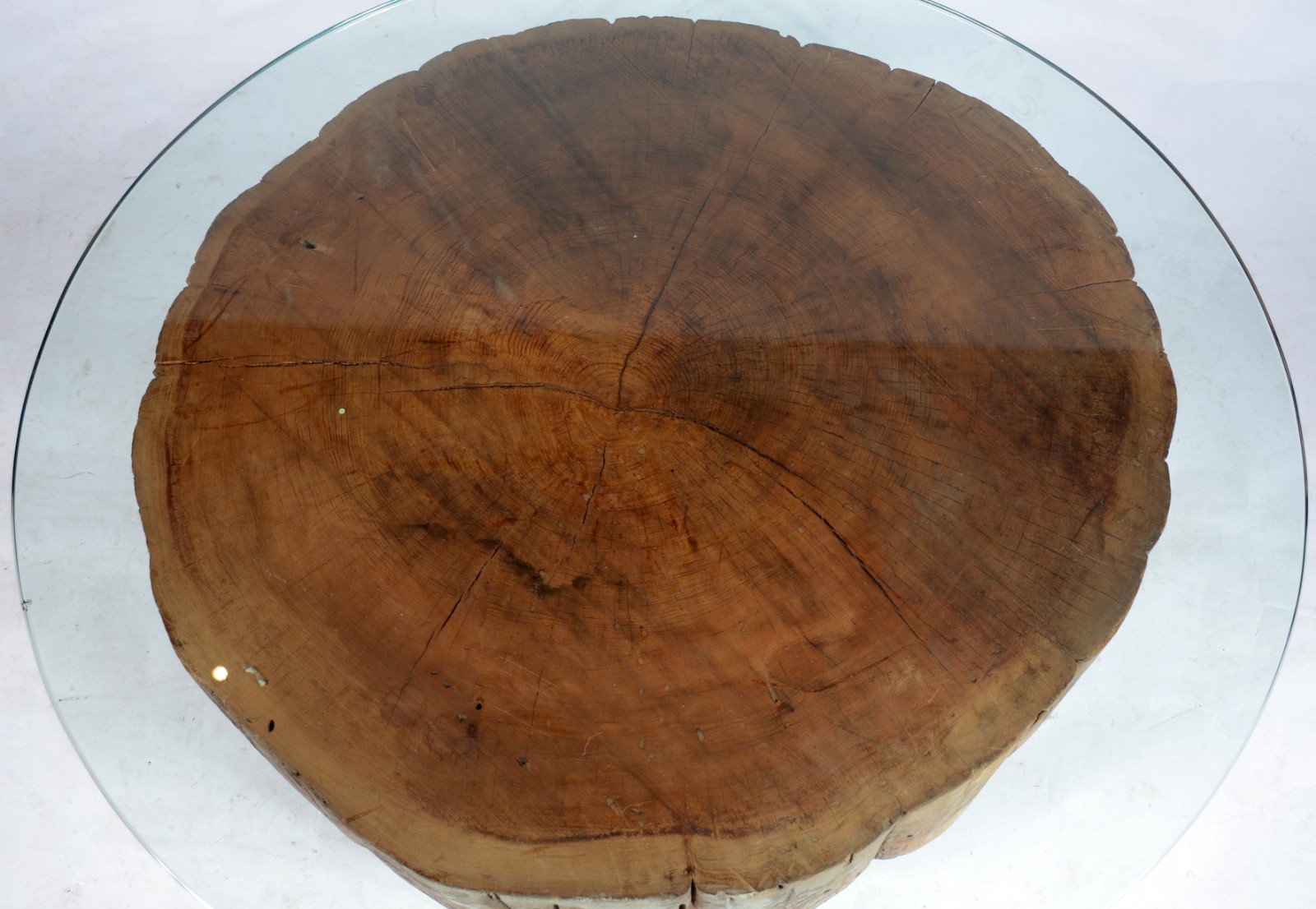 Mesa de centro com base na forma de "tronco" de madeira, tampo de... - foto 4 de 8
