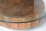 Mesa de centro com base na forma de "tronco" de... - Mesa de centro com base na forma de "tronco" de madeira, tampo de vidro.