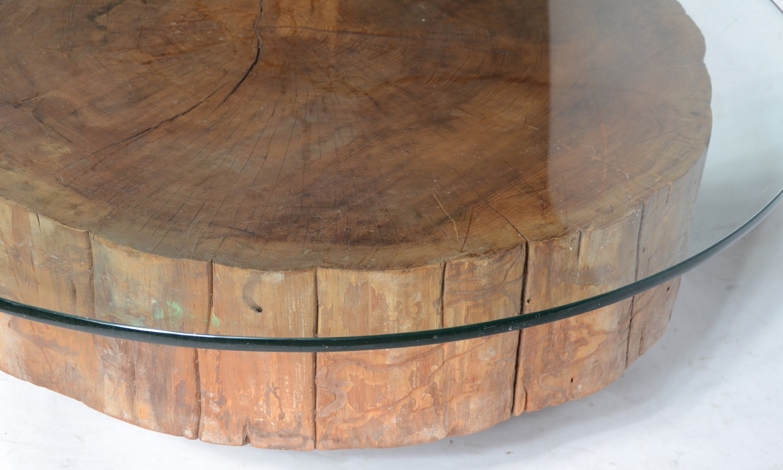Mesa de centro com base na forma de "tronco" de madeira, tampo de... - foto 5 de 8
