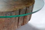 Mesa de centro com base na forma de "tronco" de... - Mesa de centro com base na forma de "tronco" de madeira, tampo de vidro.
