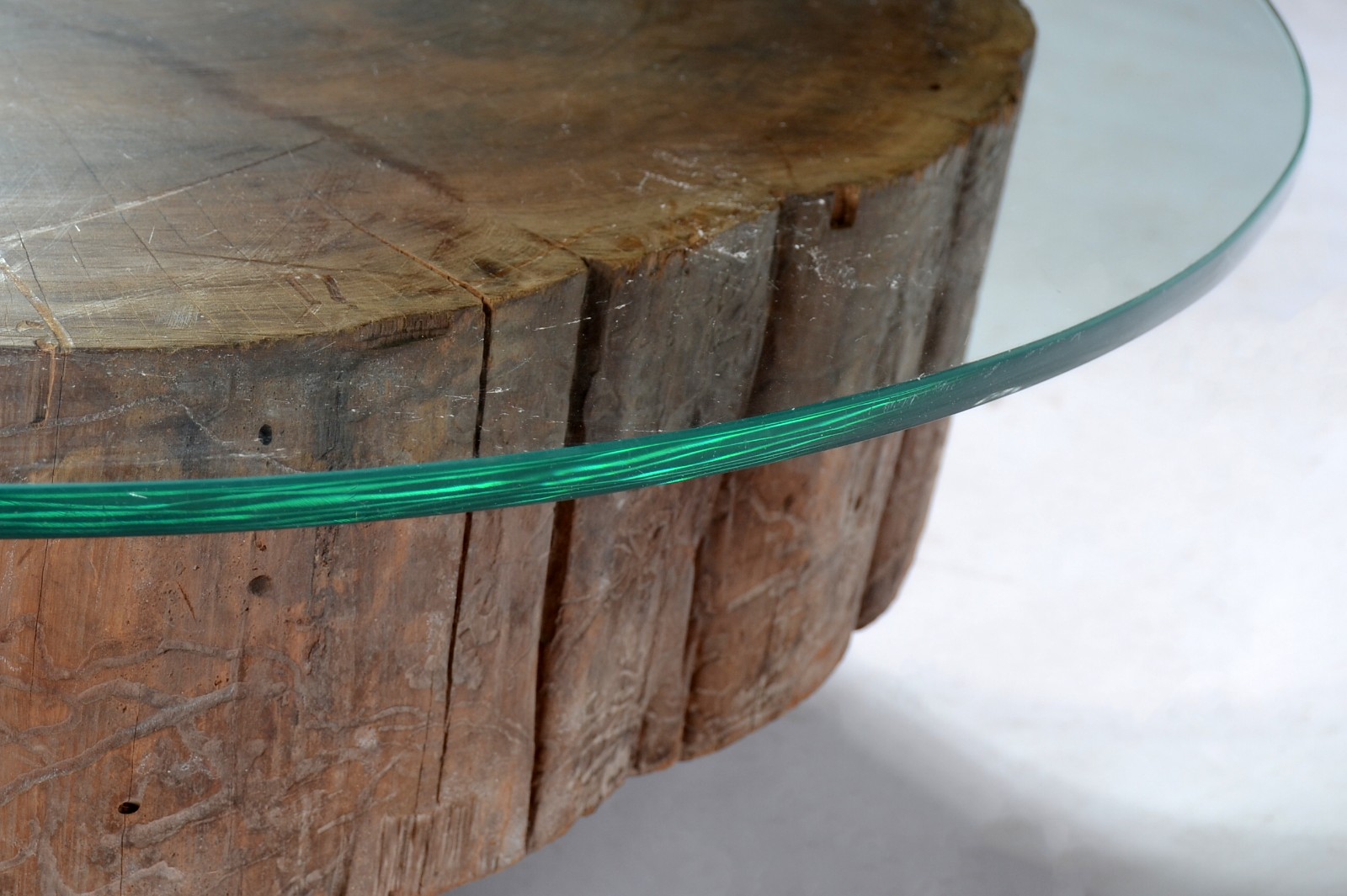 Mesa de centro com base na forma de "tronco" de madeira, tampo de... - foto 6 de 8