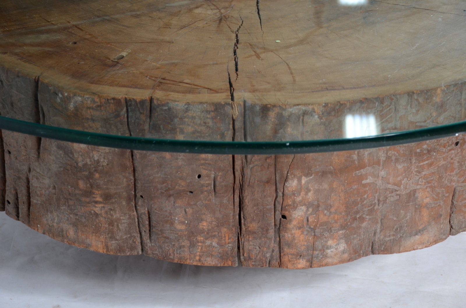 Mesa de centro com base na forma de "tronco" de madeira, tampo de... - foto 7 de 8