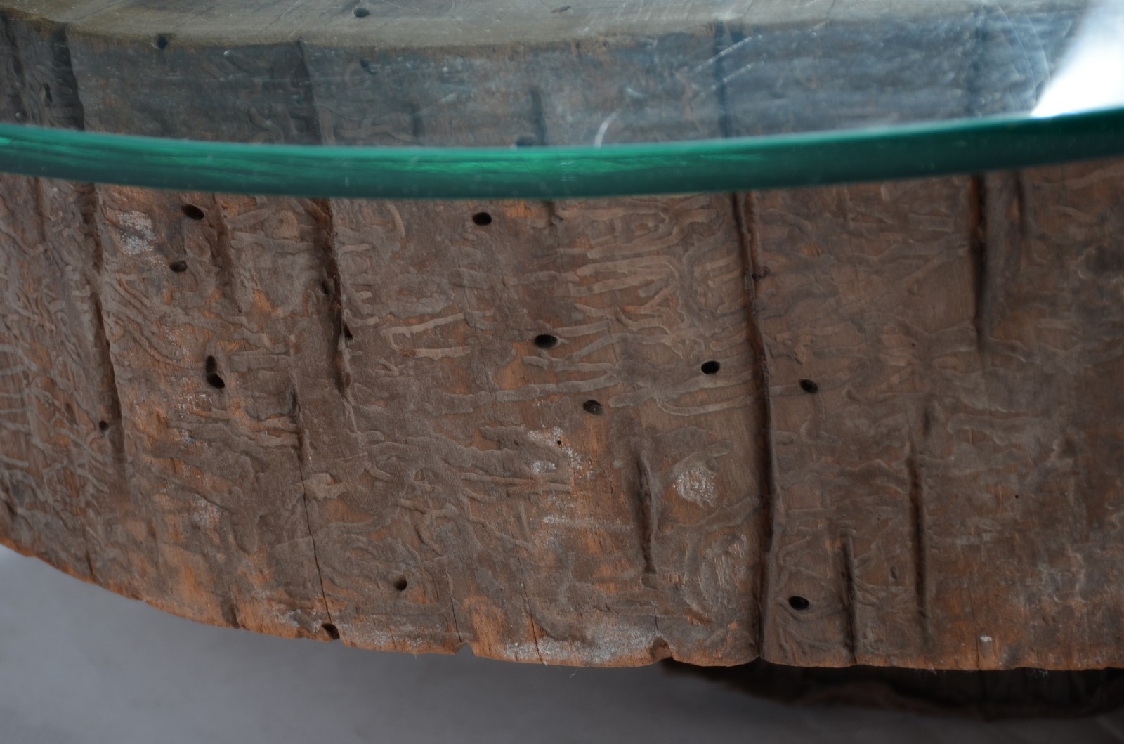 Mesa de centro com base na forma de "tronco" de madeira, tampo de... - foto 8 de 8