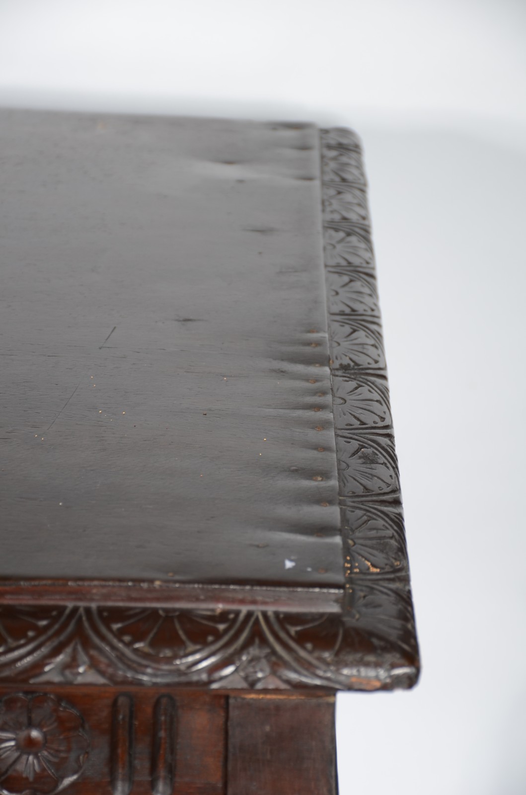 Grande mesa de madeira nobre pernas laterais recortadas unidas por... - foto 5 de 7