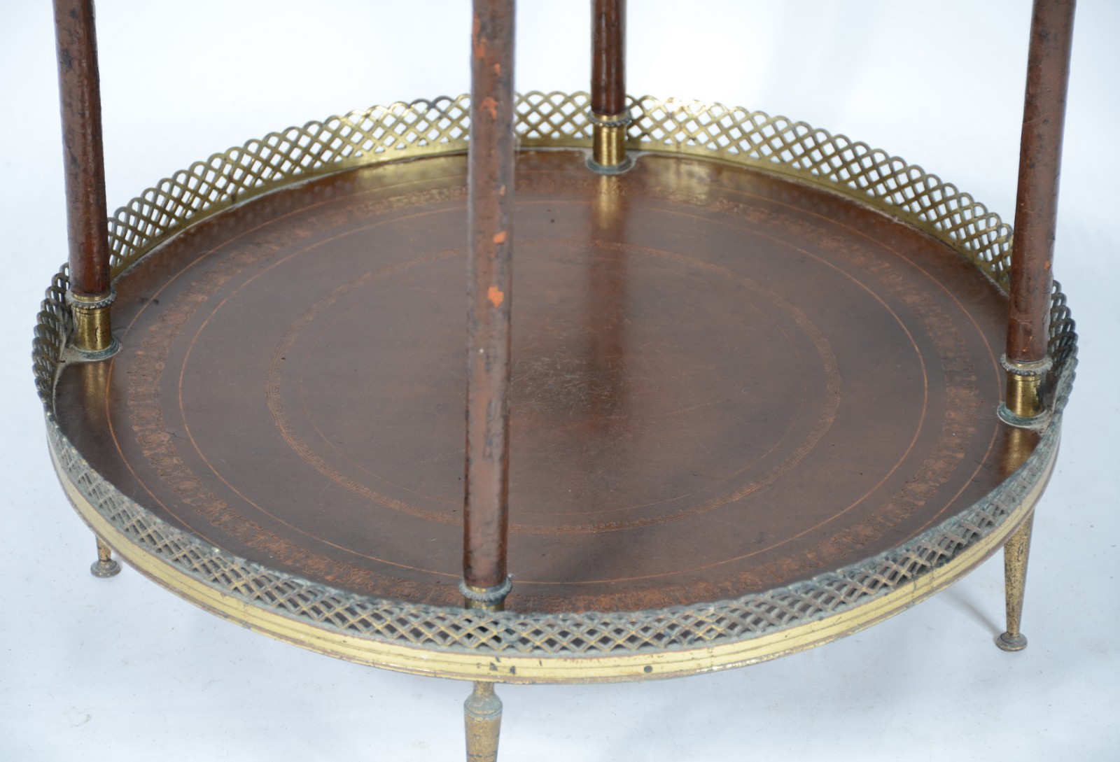 Mesa lateral com dois platôs forrados em couro, grade de metal... - foto 4 de 8