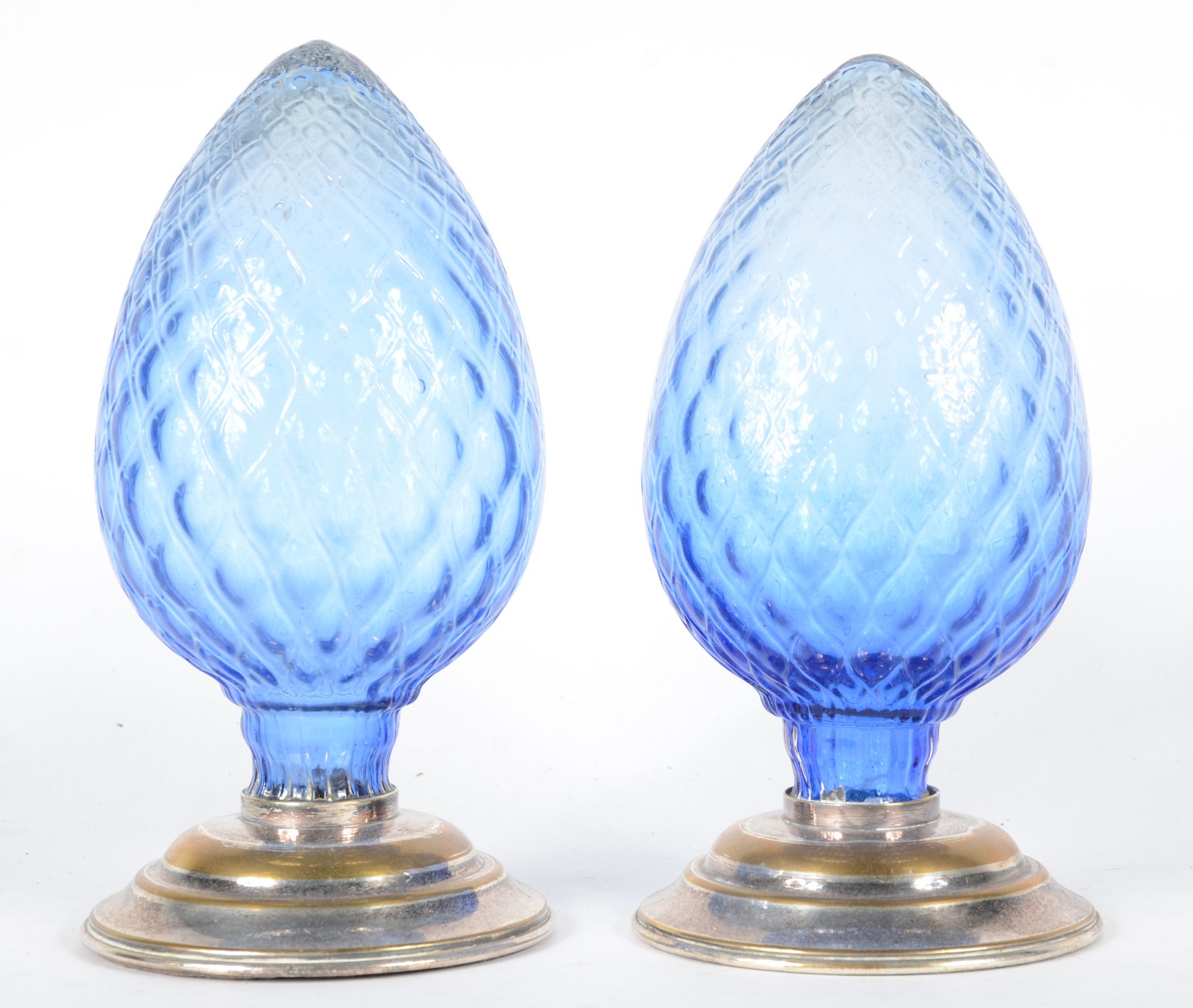 Par de pinhas de vidro azul trabalhado, bases de metal. - foto 1 de 3