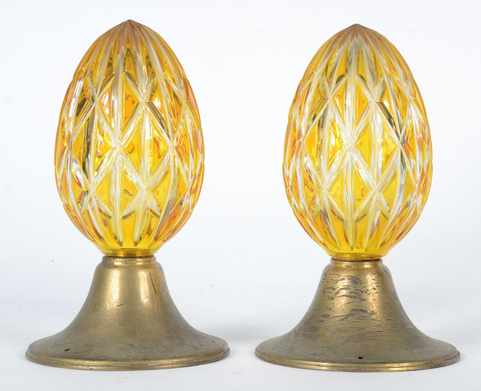 Par de pinhas de cristal doublé amarelo lapidado, base de metal. - foto 1 de 2