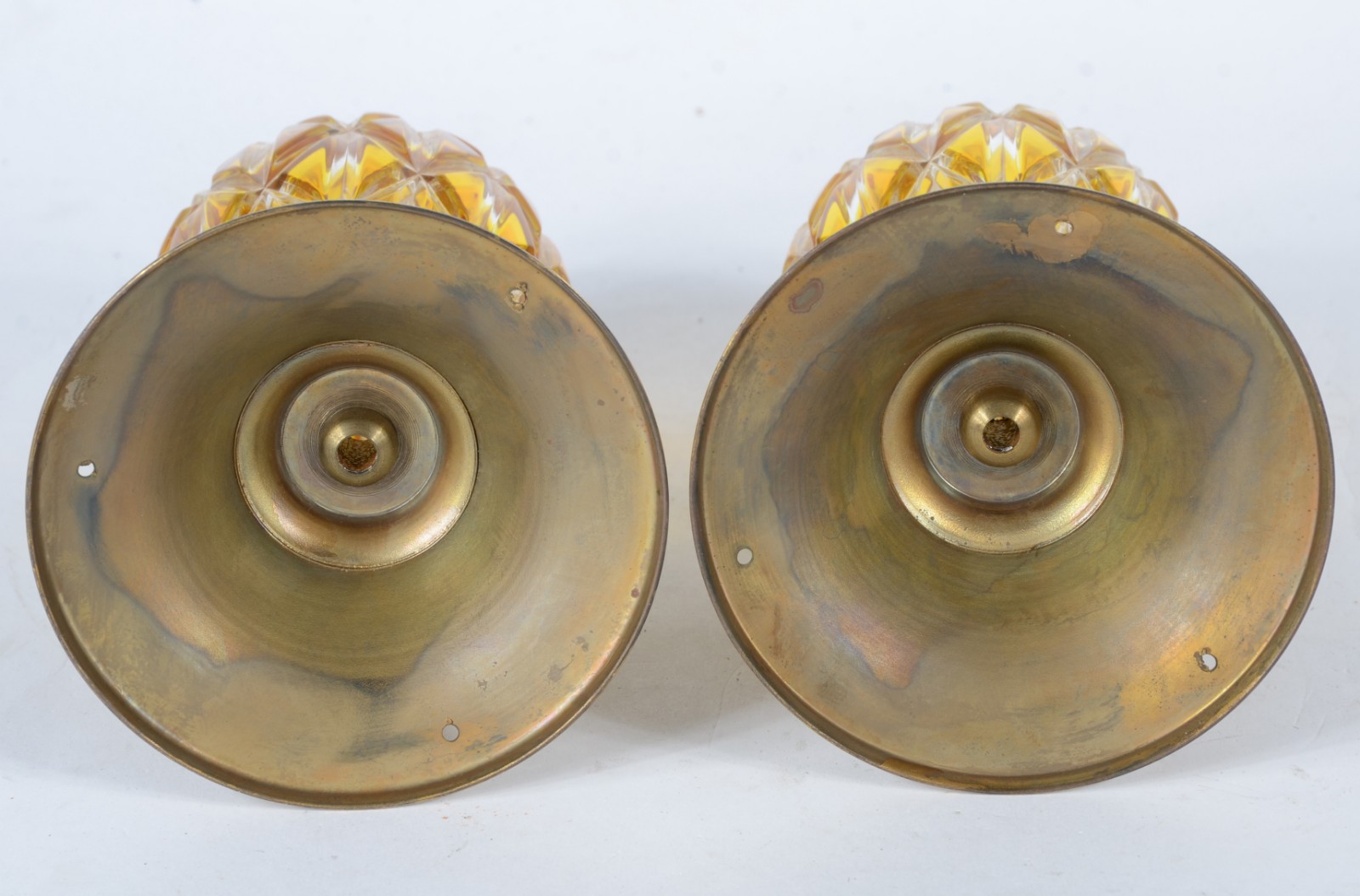 Par de pinhas de cristal doublé amarelo lapidado, base de metal. - foto 2 de 2
