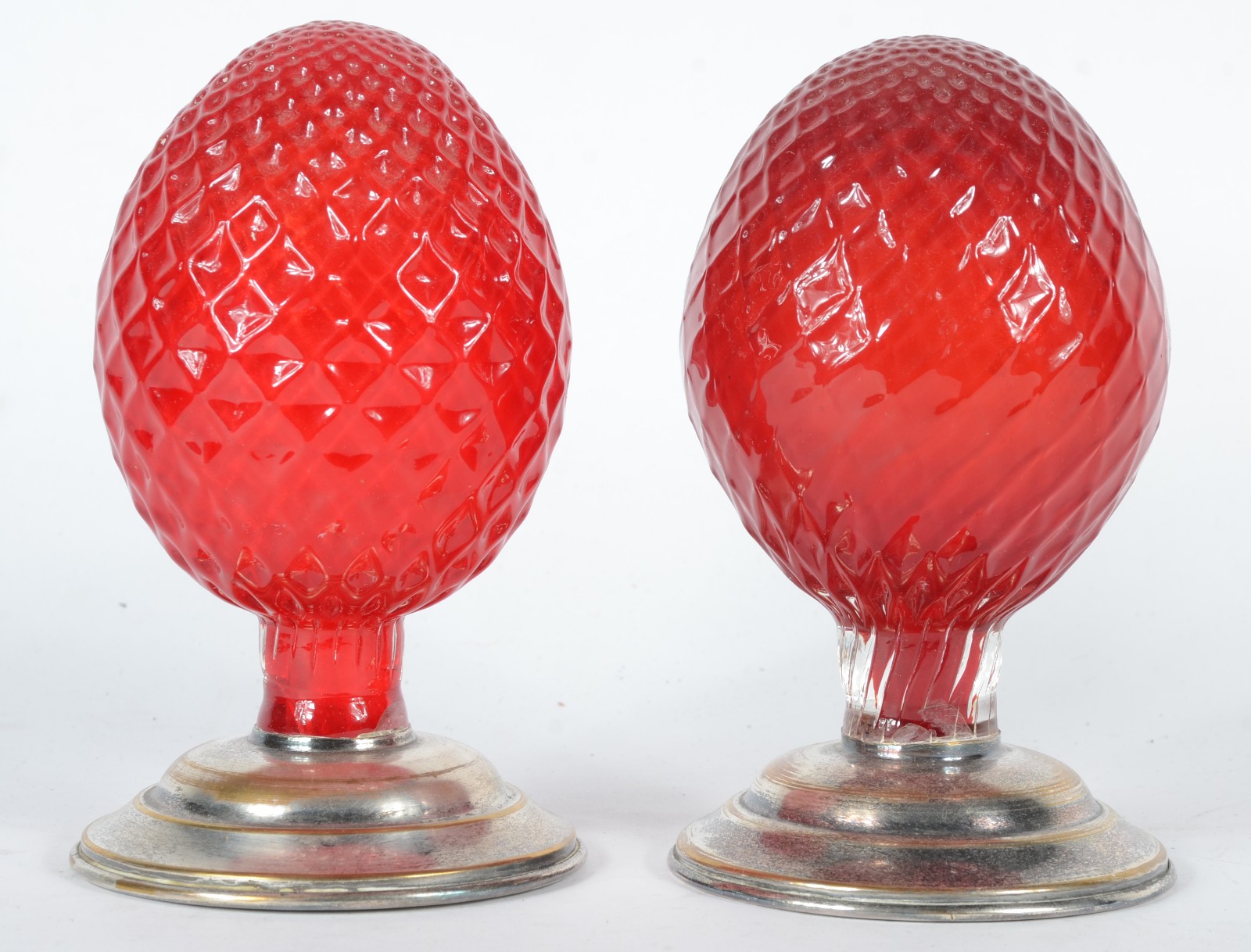 Par de pinhas de vidro vermelho trabalhado, bases de metal. Pequena... - foto 1 de 3