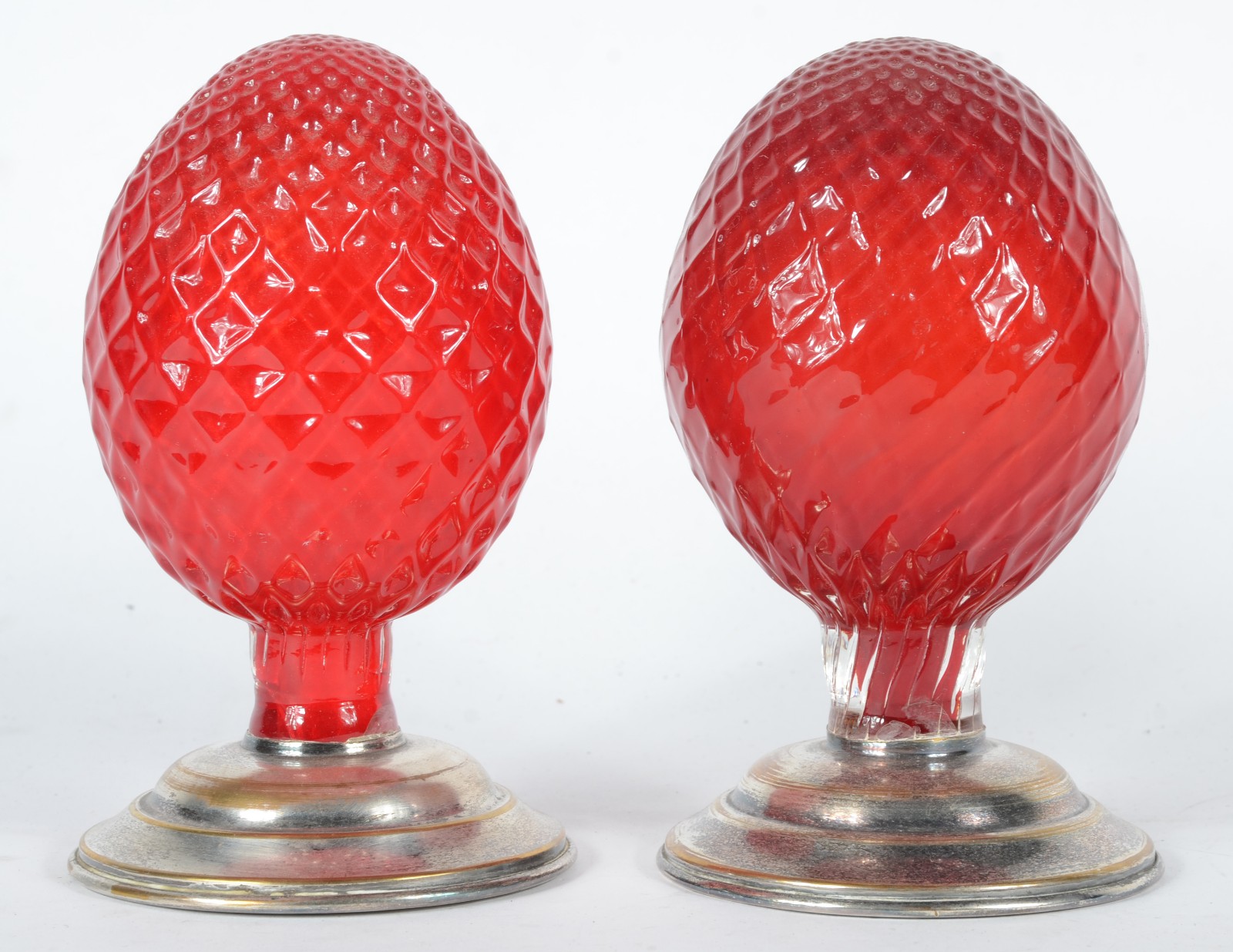 Par de pinhas de vidro vermelho trabalhado, bases de metal. Pequena... - foto 2 de 3