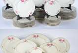 Rosenthal (1907),  - Aparelho de jantar de porcelana alemã Rosenthal, decorada com delicadas flores em tons de rosa e frisos prateados, composto de: 24 pratos rasos, 12 pr
