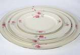 Rosenthal (1907),  - Aparelho de jantar de porcelana alemã Rosenthal, decorada com delicadas flores em tons de rosa e frisos prateados, composto de: 24 pratos rasos, 12 pr