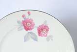 Rosenthal (1907),  - Aparelho de jantar de porcelana alemã Rosenthal, decorada com delicadas flores em tons de rosa e frisos prateados, composto de: 24 pratos rasos, 12 pr