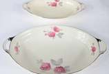 Rosenthal (1907),  - Aparelho de jantar de porcelana alemã Rosenthal, decorada com delicadas flores em tons de rosa e frisos prateados, composto de: 24 pratos rasos, 12 pr