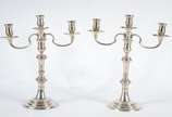 Par de candelabros para 3 velas cada, reversíve... - Par de candelabros para 3 velas cada, reversíveis em castiçais para uma vela só, sendo os castiçais (bases) de metal prateado (desgastes) e os s...