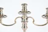 Par de candelabros para 3 velas cada, reversíve... - Par de candelabros para 3 velas cada, reversíveis em castiçais para uma vela só, sendo os castiçais (bases) de metal prateado (desgastes) e os s...