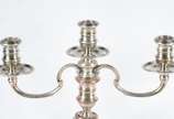Par de candelabros para 3 velas cada, reversíve... - Par de candelabros para 3 velas cada, reversíveis em castiçais para uma vela só, sendo os castiçais (bases) de metal prateado (desgastes) e os s...