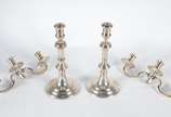 Par de candelabros para 3 velas cada, reversíve... - Par de candelabros para 3 velas cada, reversíveis em castiçais para uma vela só, sendo os castiçais (bases) de metal prateado (desgastes) e os s...