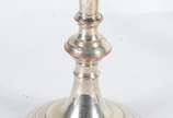 Par de candelabros para 3 velas cada, reversíve... - Par de candelabros para 3 velas cada, reversíveis em castiçais para uma vela só, sendo os castiçais (bases) de metal prateado (desgastes) e os s...