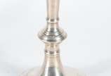 Par de candelabros para 3 velas cada, reversíve... - Par de candelabros para 3 velas cada, reversíveis em castiçais para uma vela só, sendo os castiçais (bases) de metal prateado (desgastes) e os s...