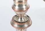 Par de candelabros para 3 velas cada, reversíve... - Par de candelabros para 3 velas cada, reversíveis em castiçais para uma vela só, sendo os castiçais (bases) de metal prateado (desgastes) e os s...