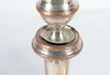 Par de candelabros para 3 velas cada, reversíve... - Par de candelabros para 3 velas cada, reversíveis em castiçais para uma vela só, sendo os castiçais (bases) de metal prateado (desgastes) e os s...